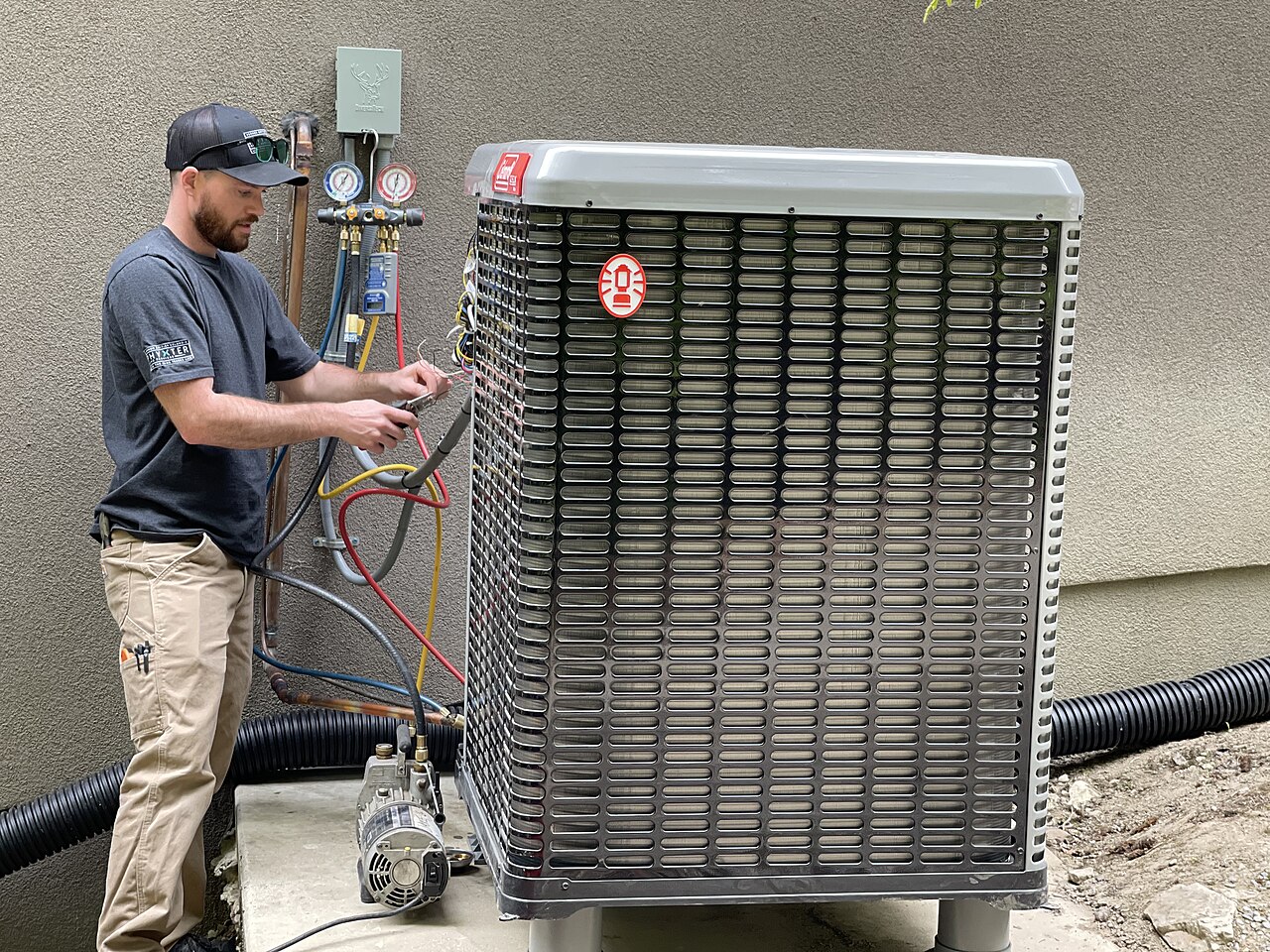 Technicien Renowave sur une pompe à chaleur